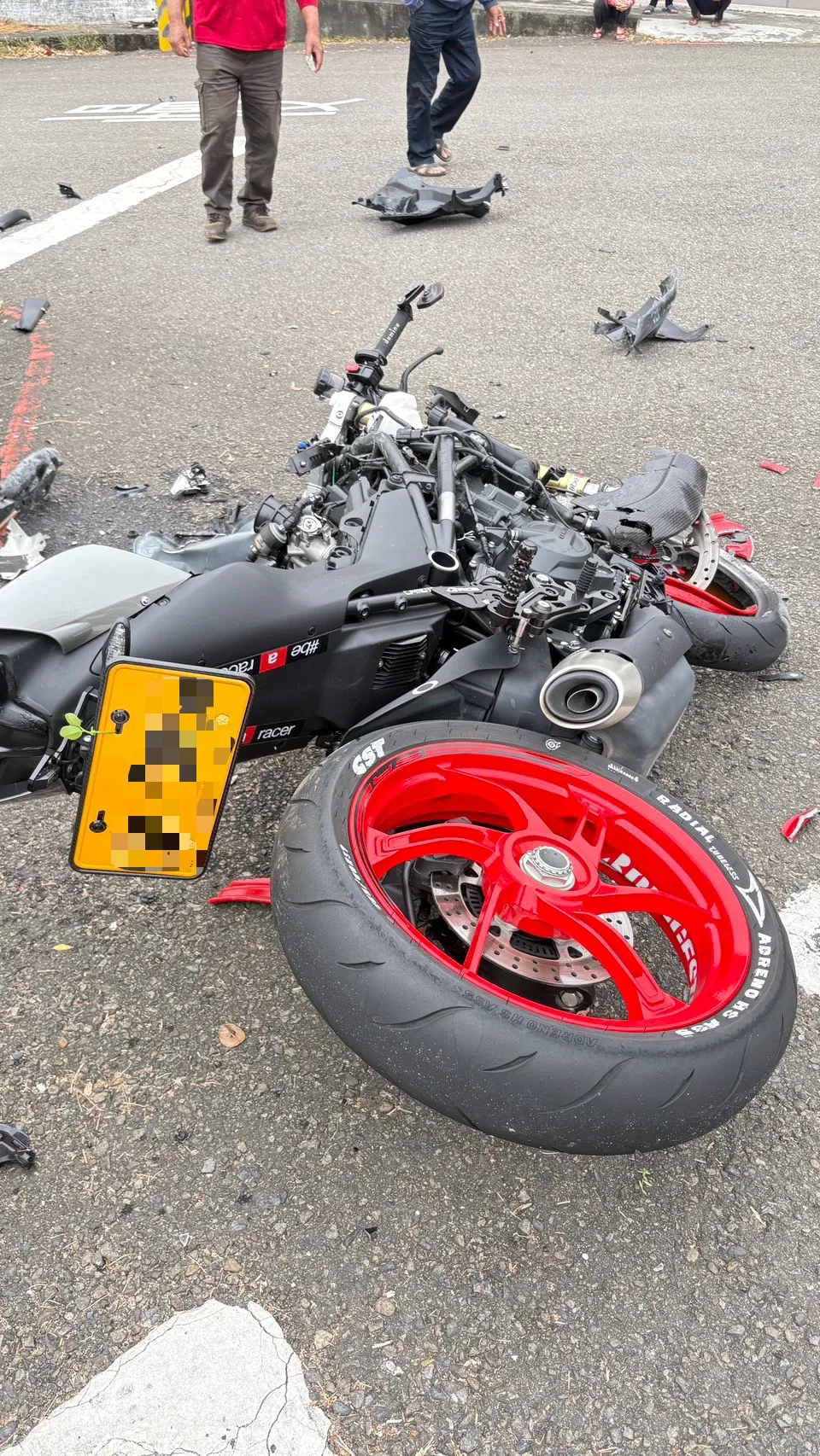 刘姓男大生只有普通重机驾照，却越级骑乘黄牌重机，结果自撞身亡。民众提供