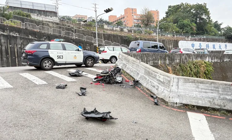 台中市北屯区发生黄牌重机自撞护栏的死亡事故，20岁死者经查是勤益科大学生，没有大型重机驾照。民众提供
