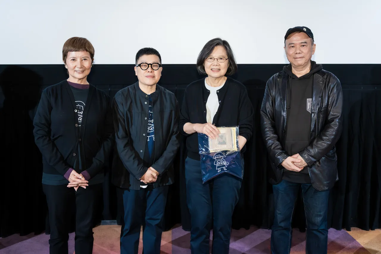导演陈玉勋（右）、监制叶如芬（左二）、李烈（左一）特别赠送电影原声带、周边T恤以及手帕给前总统蔡英文留念。华文创提供