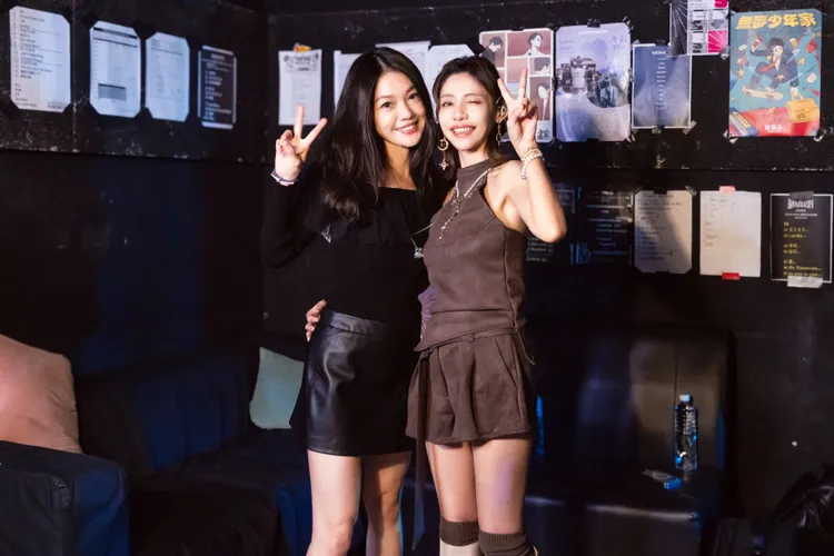 言佳泫与蜜雪（左一）同台合照。嘉乐娱乐工作室提供