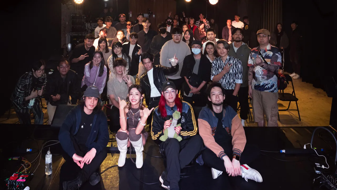 言佳泫与粉丝大合照。嘉乐娱乐工作室提供