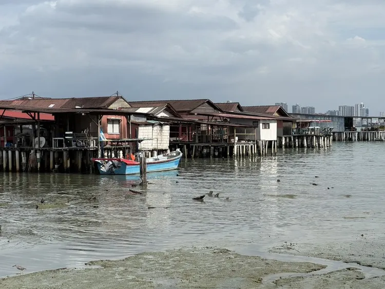 馬來西亞檳城喬治市的「姓氏橋」為一處具有百年歷史的水上聚落，成為遊客打卡景點之一。 中央社