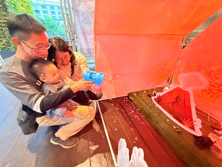 德妮幼教機構打造沉浸式遊戲體驗場，舉辦「嗨派對」讓親子爽玩。業者提供