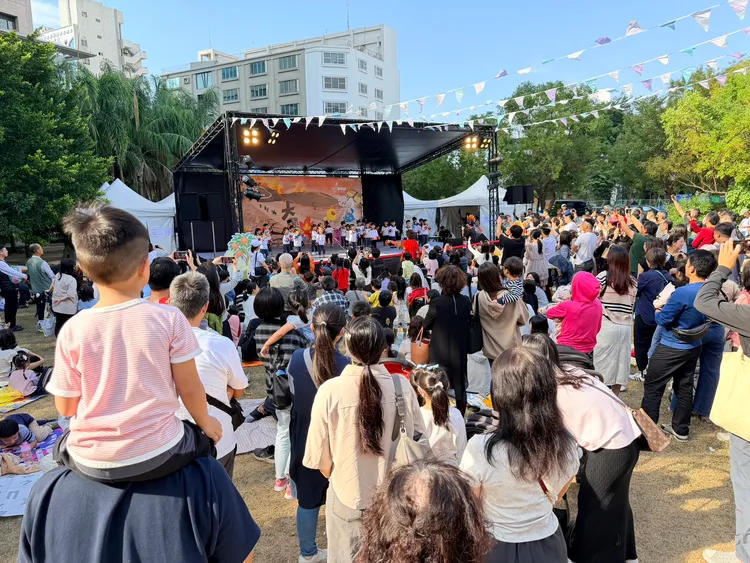 「德妮嗨派对」上周末登场，吸引千组亲子到场，从玩游戏体验生活化幼教课程。业者提供