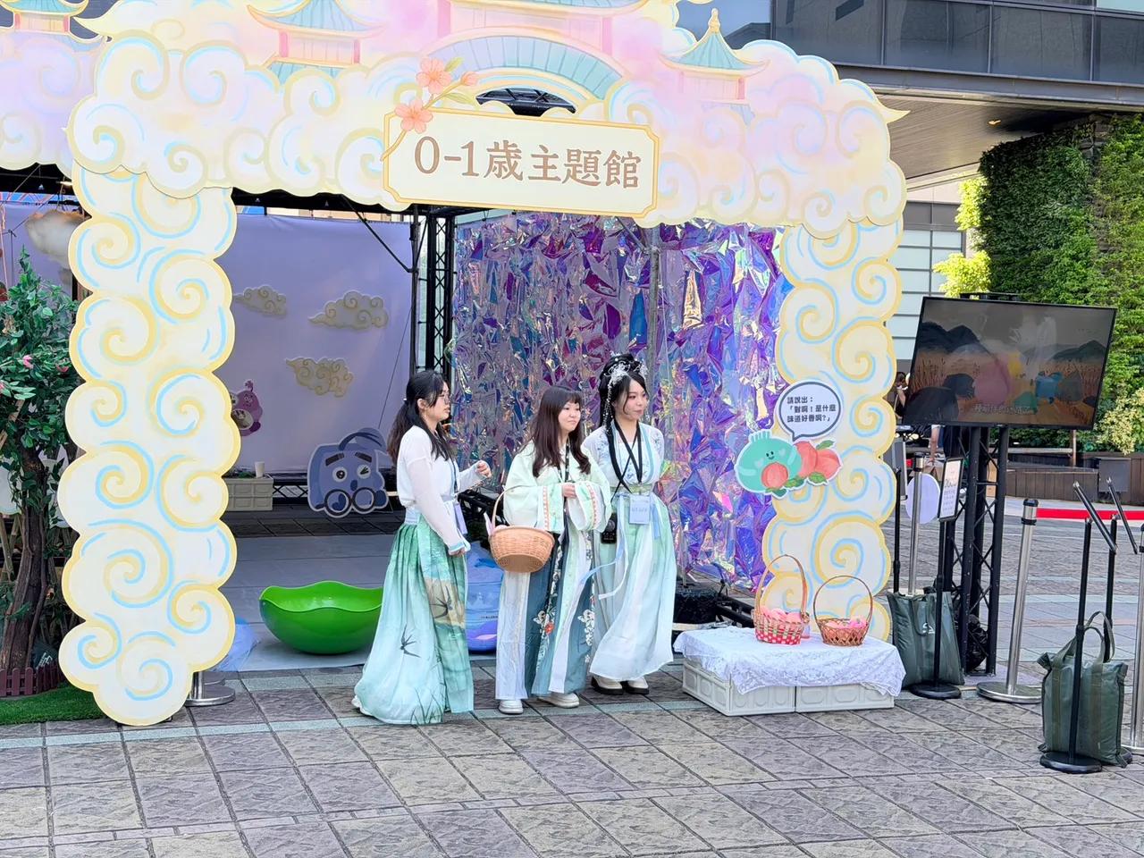 幼儿园孩子扮装舞蹈、角色游行等，现场气氛热闹滚滚。业者提供