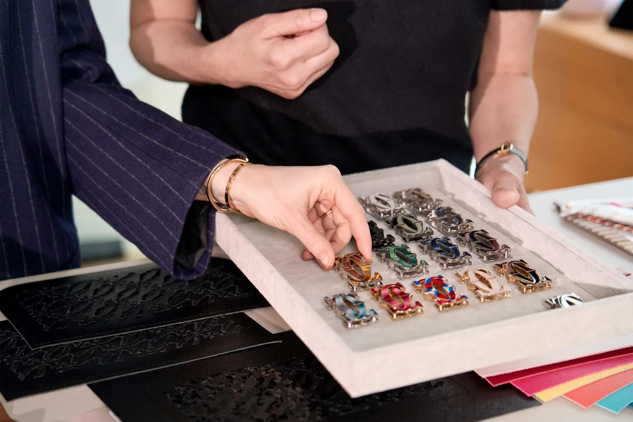 選用的「C de Cartier」搭扣由皮件與珠寶工坊共同研製。品牌提供