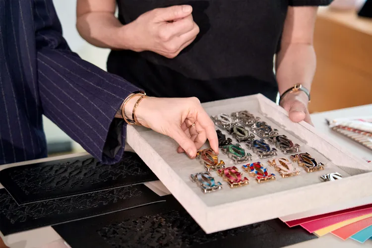 選用的「C de Cartier」搭扣由皮件與珠寶工坊共同研製。品牌提供