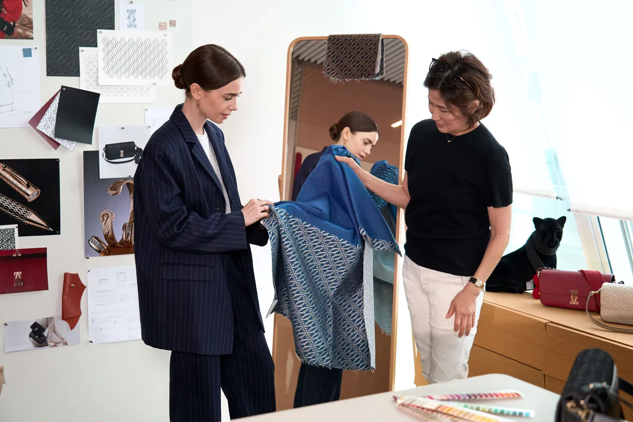 卡地亞為品牌大使Lily Collins打造了一款獨一無二的「C de Cartier」訂製手袋。品牌提供