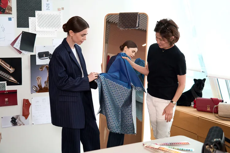 卡地亞為品牌大使Lily Collins打造了一款獨一無二的「C de Cartier」訂製手袋。品牌提供