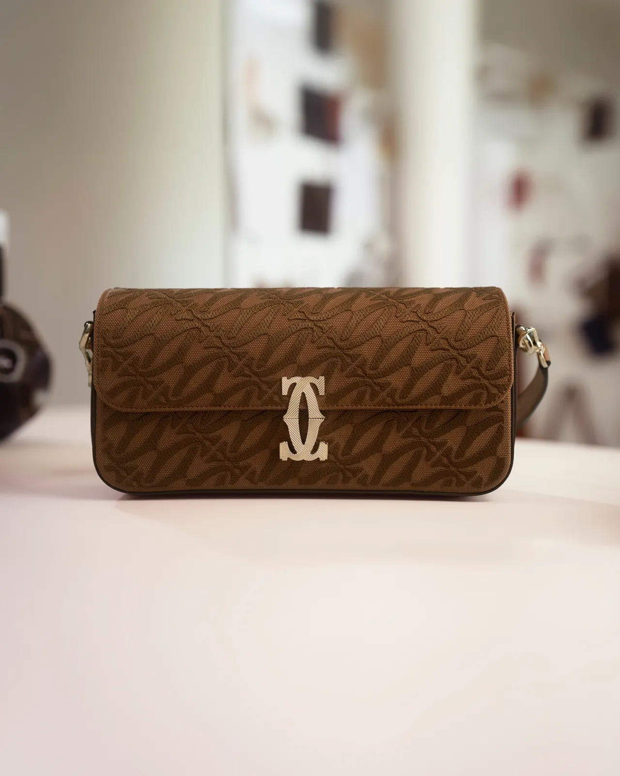 卡地亞為Lily Collins打造的「C de Cartier」訂製手袋。品牌提供