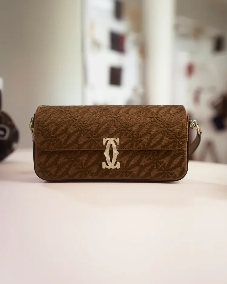 卡地亞為Lily Collins打造的「C de Cartier」訂製手袋。品牌提供