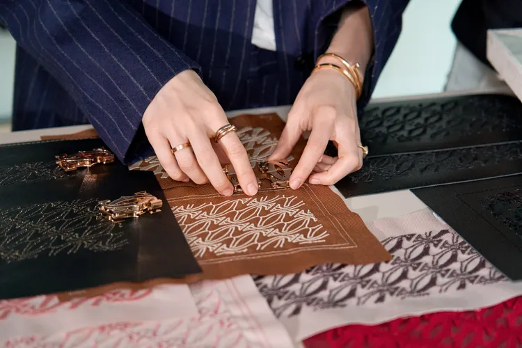 包款選用沉穩、柔暖的棕色皮革。品牌提供