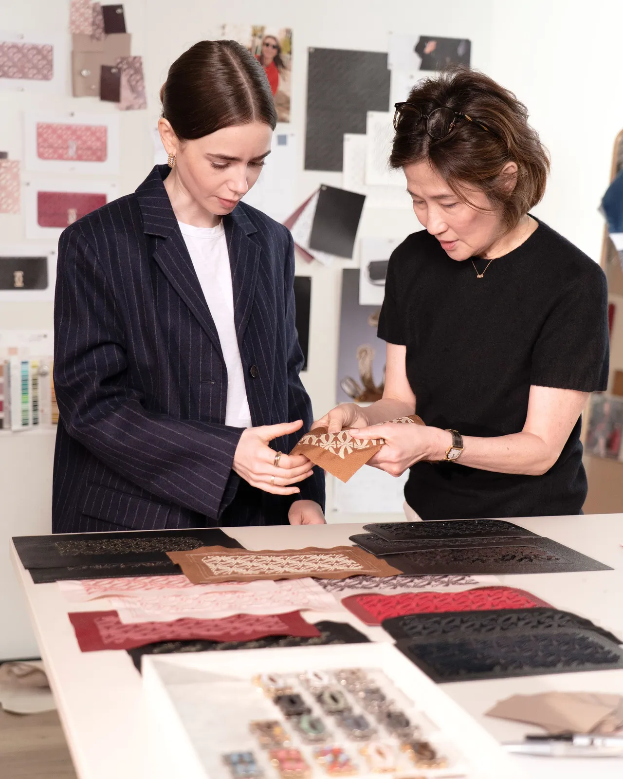 卡地亞為品牌大使Lily Collins打造了一款獨一無二的「C de Cartier」訂製手袋。品牌提供