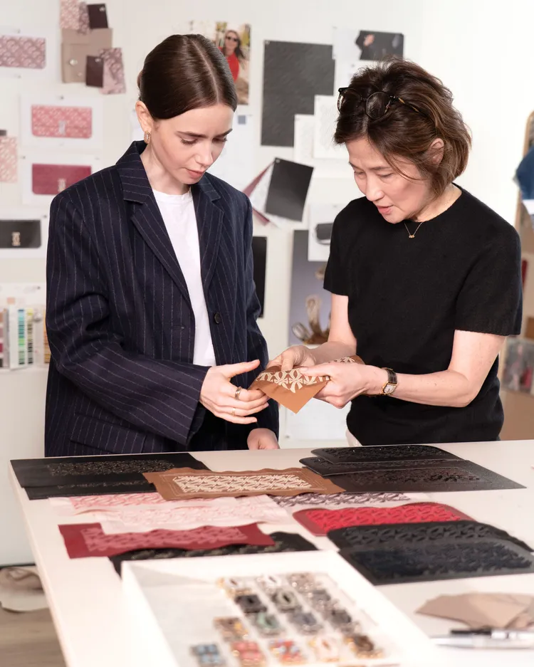 卡地亞為品牌大使Lily Collins打造了一款獨一無二的「C de Cartier」訂製手袋。品牌提供