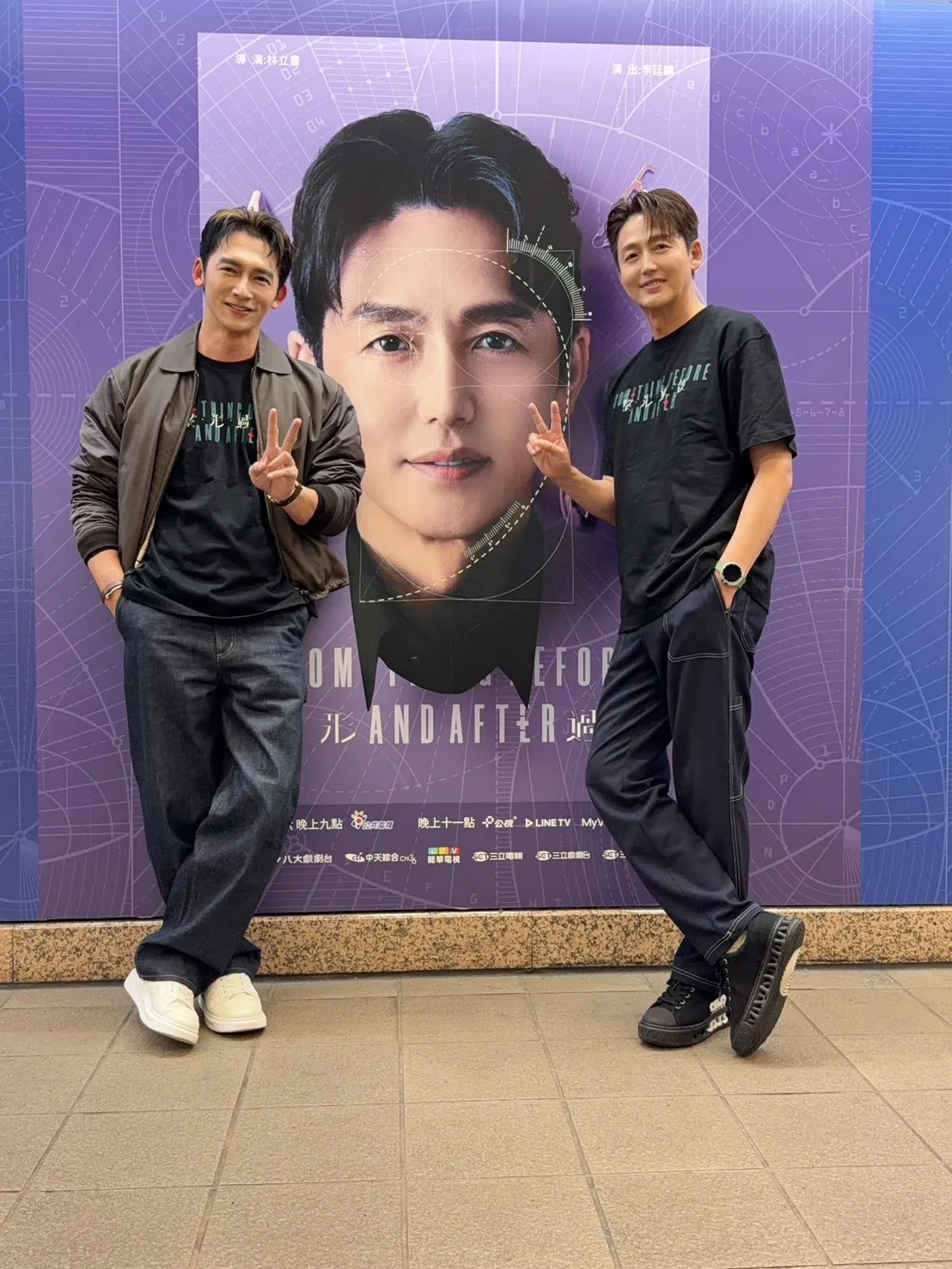 温昇豪（左）特別帶李廷鎮到捷運站朝聖自己的角色海報。六魚文創提供