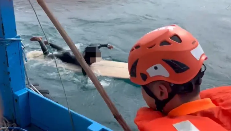 衝浪客體力不支求援。岸巡13大隊提供