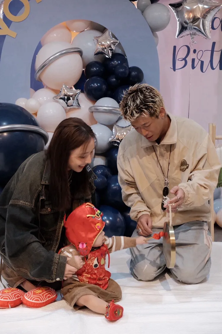 健志（右）雖行程滿檔，仍不忘與老婆MIA為兒子小優福舉辦抓周宴。混血兒娛樂提供
