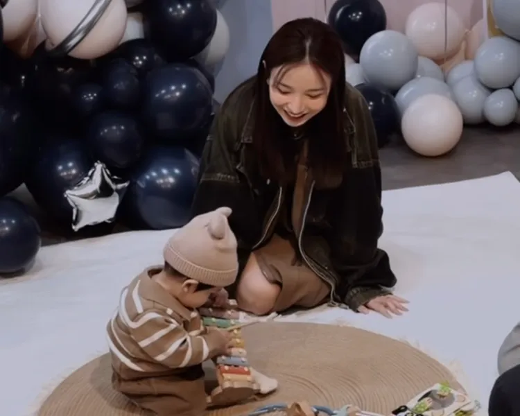 小優福第一樣就抓到樂器，全場嗨翻。翻攝IG