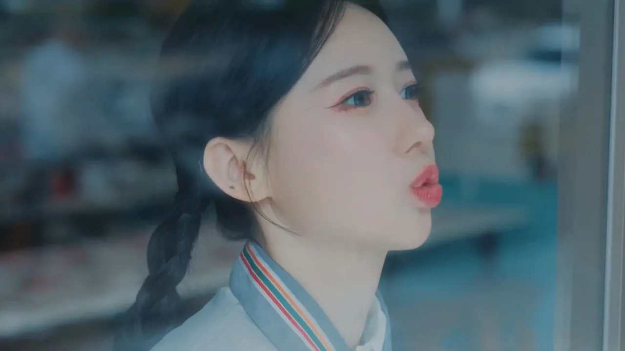 李雅英在MV裡扮成超商員工。翻攝自華納音樂YouTube