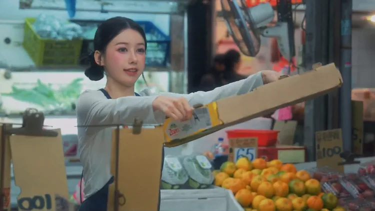 李雅英在MV裡扮成水果店店員。翻攝自華納音樂YouTube