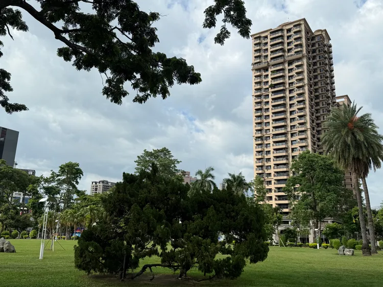 文化中心出現許多中古屋單價成交4字頭行情，主因是區段新屋供給量少，屬於高雄保值抗跌區。葉家銘攝