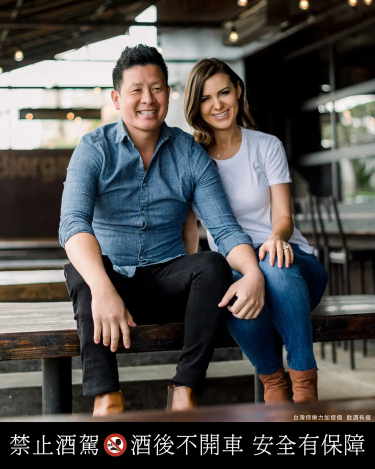 Skrewball 由創辦人 Steven Yeng 與妻子 Brittany 共同創立，兩人將酒吧靈感與科學背景結合，讓花生醬風味成功走進威士忌世界，打造出顛覆想像的黑羊品牌。業者提供