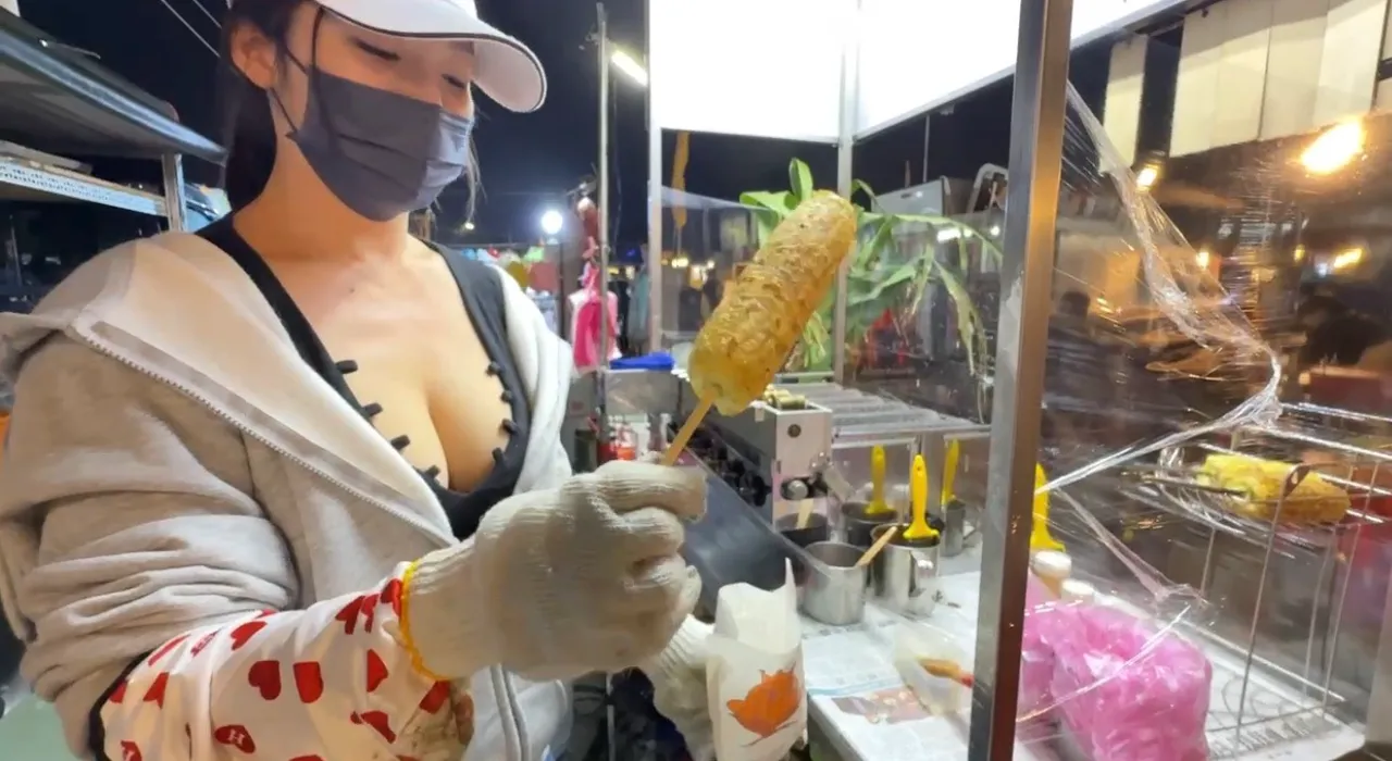 夜市美食用的竹签、木棍是一大问题，民众随手乱丢会造成脏乱。民众提供