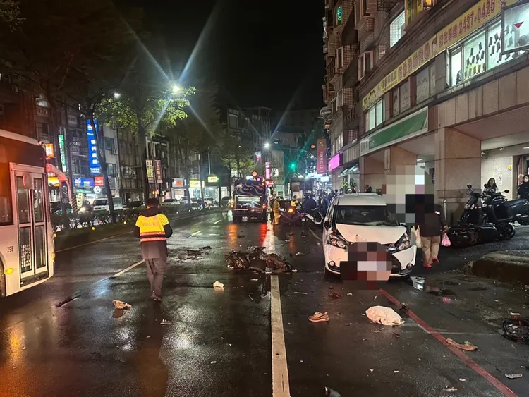 陈姓男子失控撞上路边车辆，并酿成3位无辜民众受伤。翻摄照片