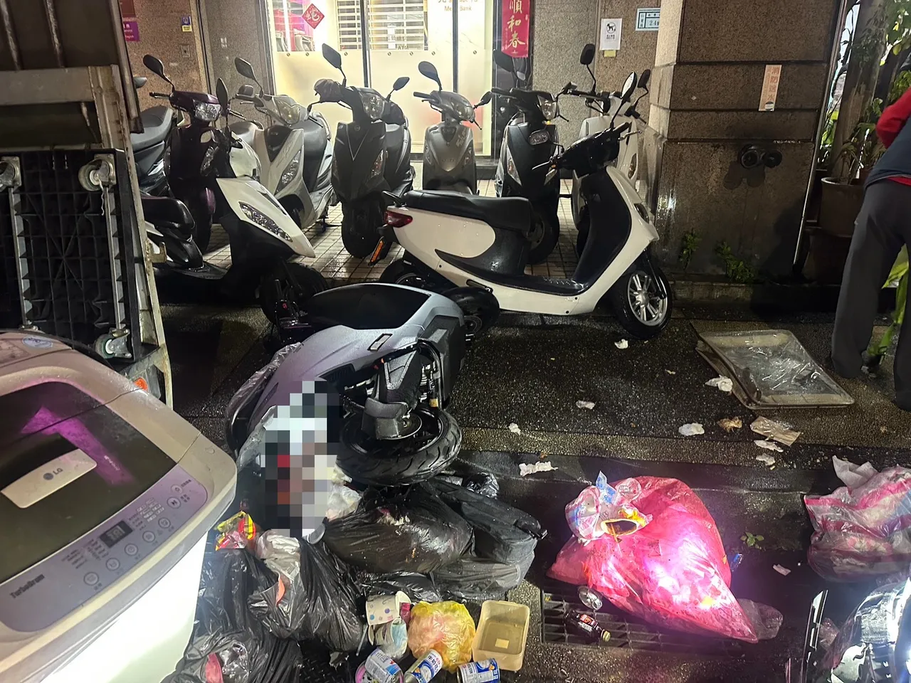 陈男失控冲撞路边车辆，导致7部汽机车损毁。翻摄照片