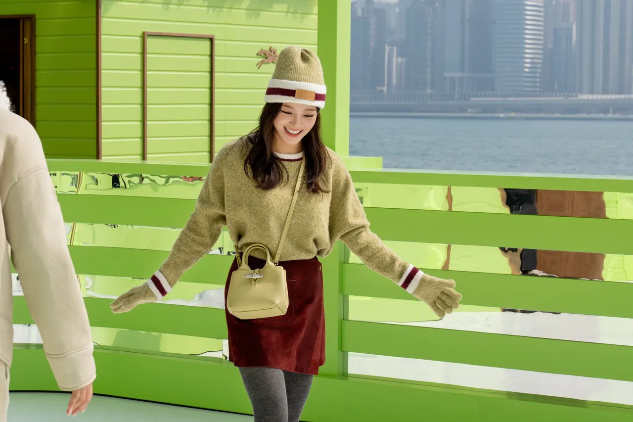 金世正在滑冰场开心玩耍。品牌提供