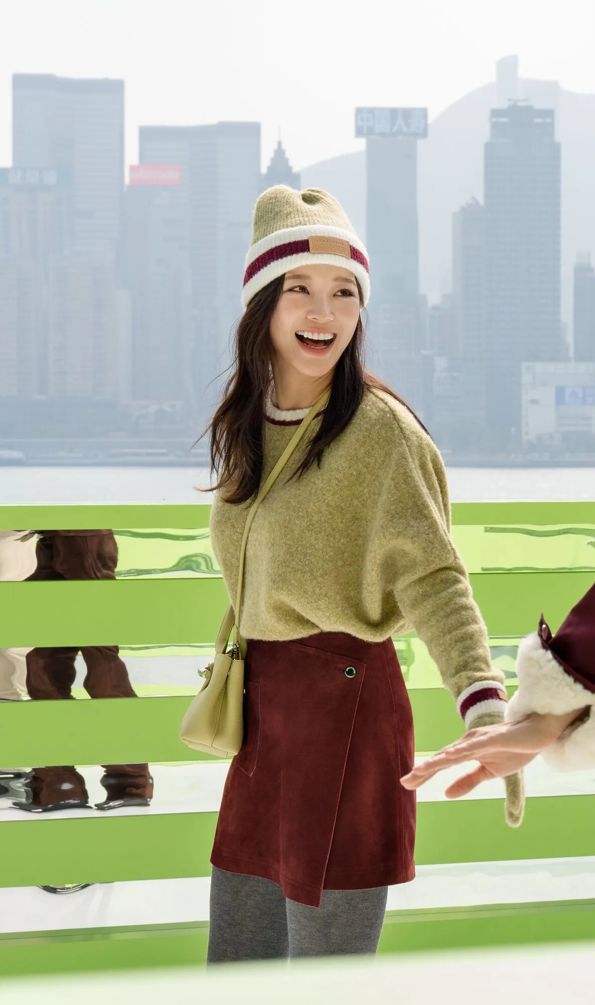 金世正以一身开心果色系的穿搭俏丽亮相。品牌提供