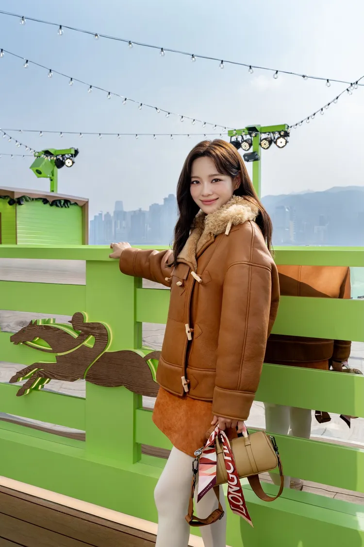 金世正另也以棕色皮革短版外套搭配沙漠色Daylong手提包，展現都會自信風采。品牌提供