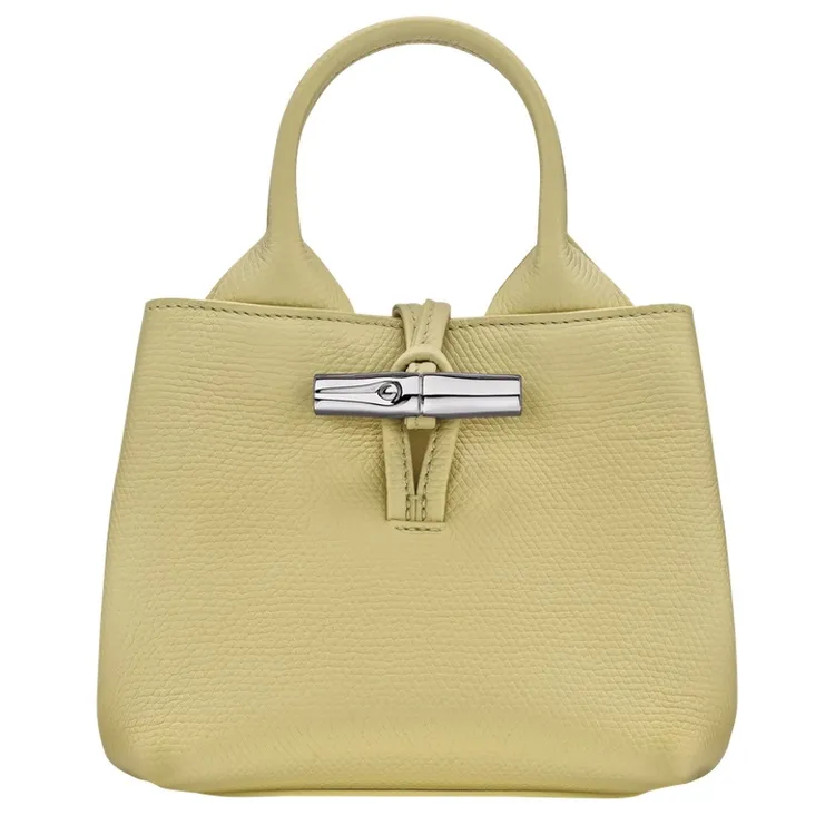 LONGCHAMP Le Roseau系列開心果色手提包，2萬3500元。品牌提供