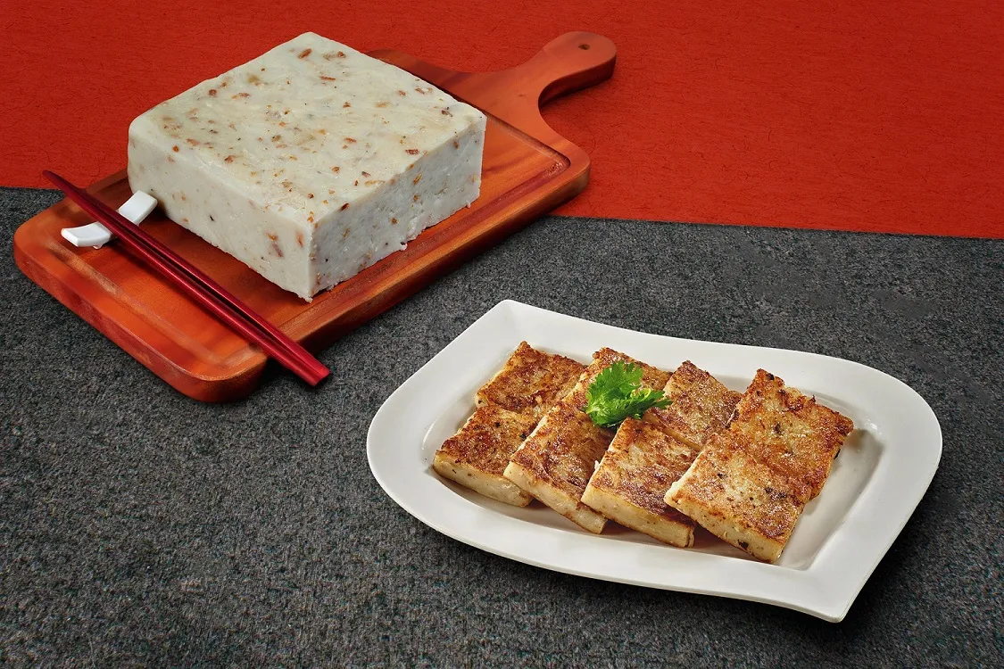 「驰名港式萝卜糕」重达 1.5 公斤，份量十足，让家人一起共享正宗港味，为过年餐桌增添温暖与喜气，售价 480 元。台北凯撒大饭店提供