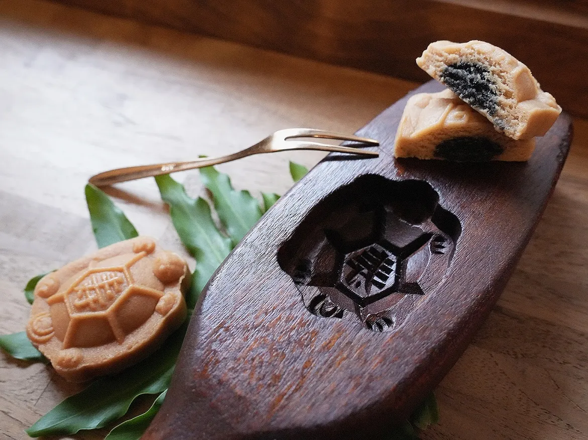 「蛇马都有吃喝玩乐住房专案」附赠的「台北经典点心组」，精选大稻埕老字号品牌点心，如百年饼店「李亭香」的「平安龟」，造型讨喜，寓意阖家平安。李亭香提供