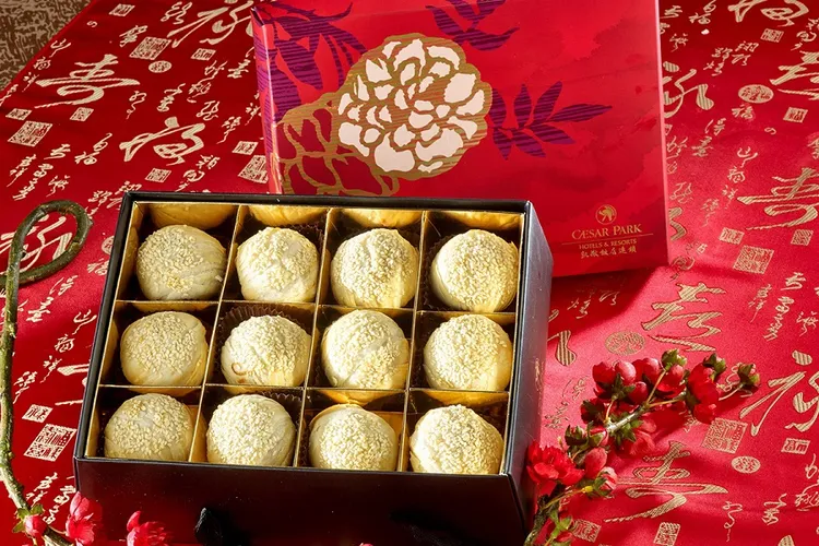 「金牌蘿蔔絲酥餅」為台北凱撒經典伴手禮，屢獲評比肯定。12入禮盒售價680元，8入禮盒售價500元，金黃酥香，冷熱皆宜，是春節送禮的首選。台北凱撒大飯店提供