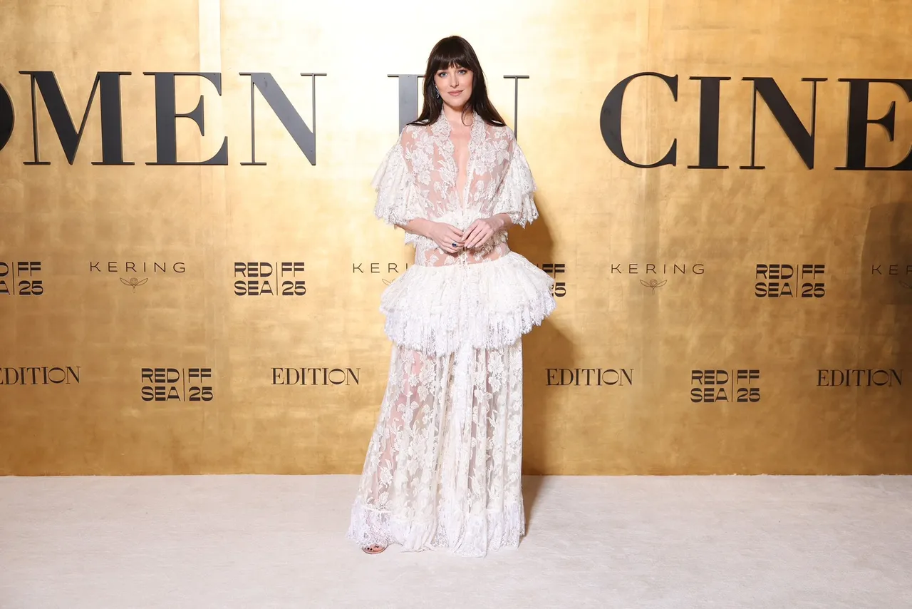 达珂塔强生以Chloé蕾丝透肤洋装亮相2025红海国际电影节。品牌提供