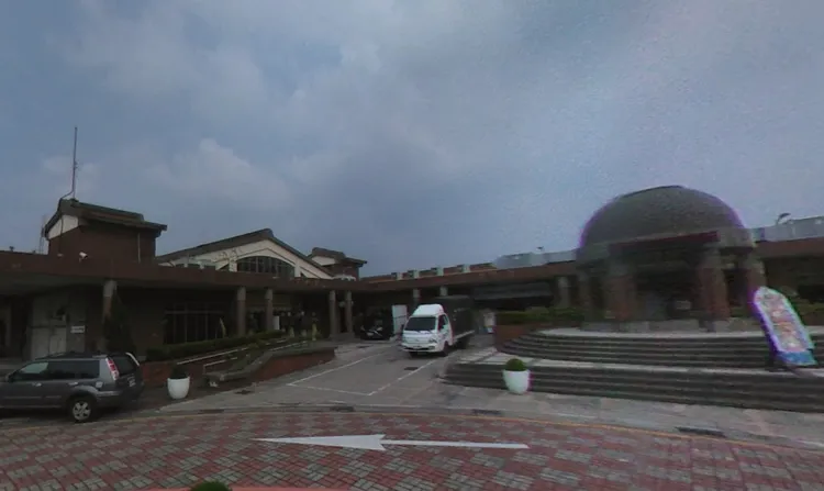 谢姓男子跑到嘉义市殡葬所「闲晃」，还顺手摸走灵堂上的香烟、20元硬币。取自google map