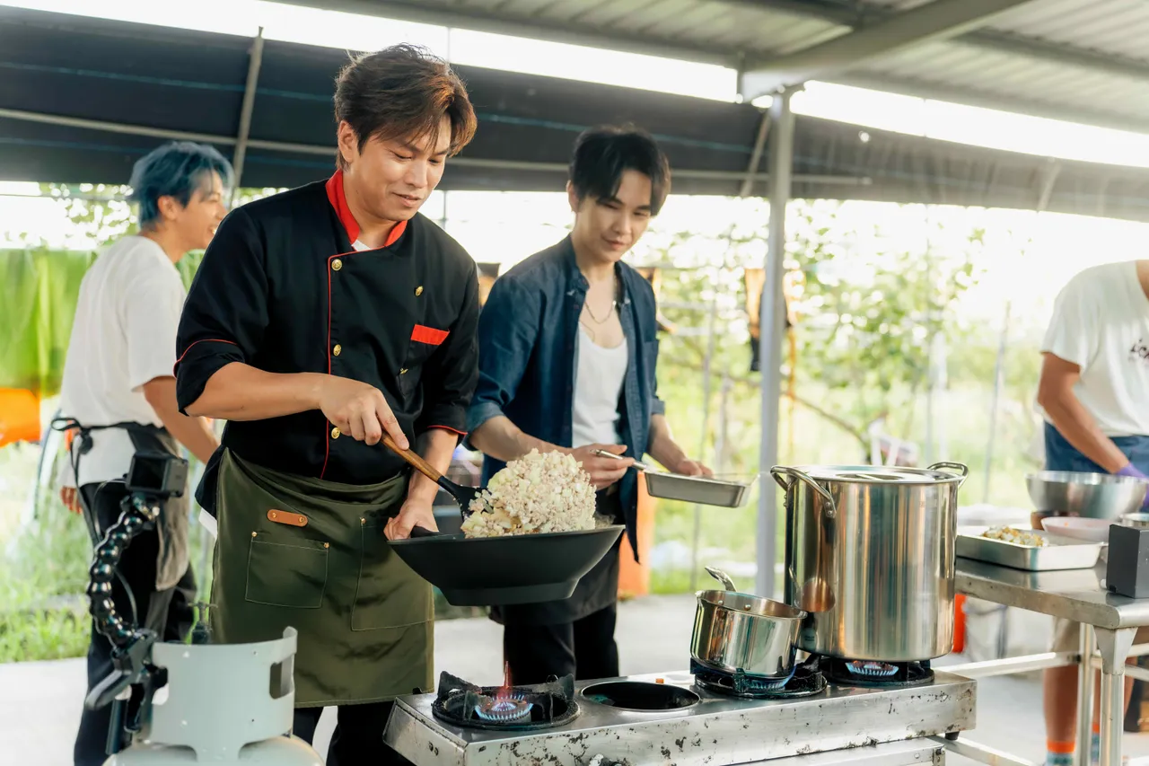 Energy成员坤达（左起）、阿弟（左起）、牛奶忙著做菜。好看娱乐提供