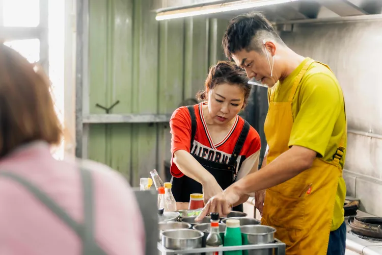 張秀卿（左）和姚元浩做菜。好看娛樂提供