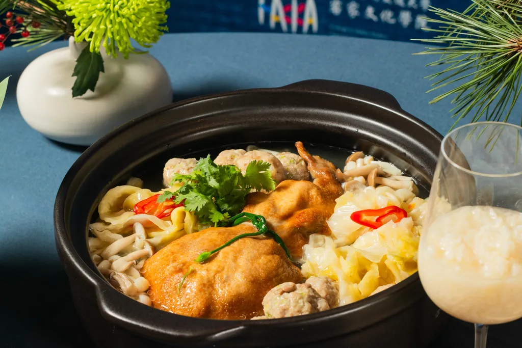 烟波集团现场经典客家宴展示-八宝葫芦酸菜鸭。烟波国际观光集团提供