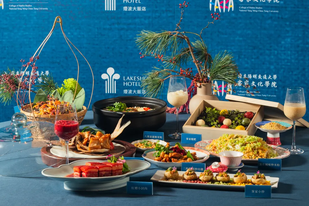 烟波集团现场「经典客家宴」料理展示，象征产学合作计划的起点。烟波国际观光集团提供