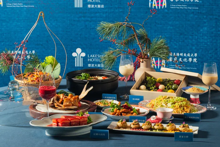 煙波集團現場「經典客家宴」料理展示，象徵產學合作計畫的起點。煙波國際觀光集團提供