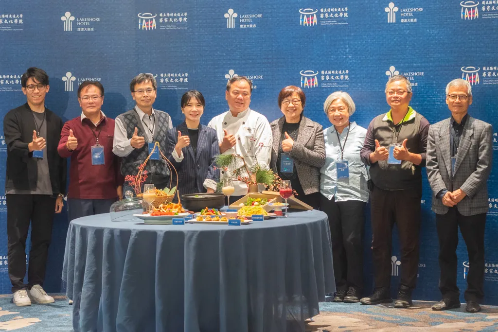 烟波集团、国立阳明交通大学客家文化学院与到场客家望族耆老合影，共同见证此次产学合作计划推动。烟波国际观光集团提供