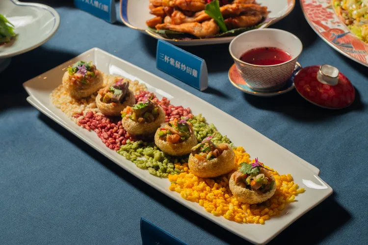 煙波集團現場經典客家宴展示，圖為客家小炒。煙波國際觀光集團提供