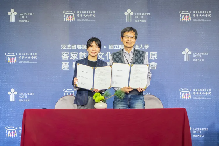 烟波国际观光集团副执行长董华玲（左）与国立阳明交通大学客家文化学院主任罗烈师（右）于签约仪式后合影留念。烟波国际观光集团提供