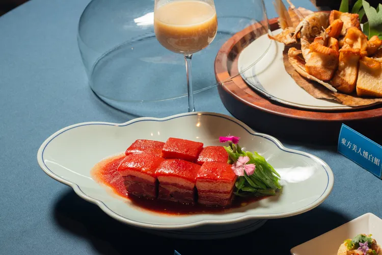 煙波集團現場經典客家宴展示，圖為紅糟小封肉。煙波國際觀光集團提供