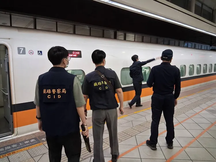 民眾謊報高鐵車廂會爆炸，警方立即進行排查。翻攝畫面