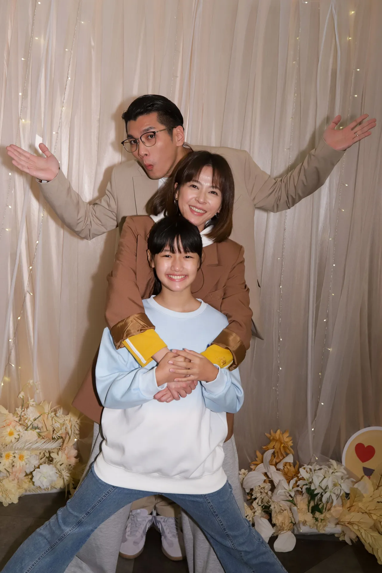 吴政澔及苏晏霈跟剧中女儿合影。民视提供