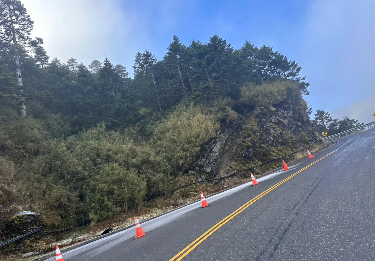 上一波低温来袭合欢山路段已出现结冰情况。太管处提供